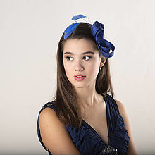 Ozdoby do vlasov - Fascinátor v tvare mašle, kráľovská modrá na svadbu, minimalistický fascinátor, ozdoba do vlasov - 16017389_
