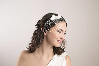 Ozdoby do vlasov - Svadobný závoj s mašľou a perlami na čelenke Audrey Hepburn - 16018682_