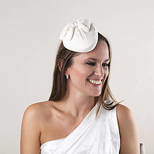 Ozdoby do vlasov - Svadobný hodvábny klobúčik Pillbox s mašľou, pre nevestu - 16019000_