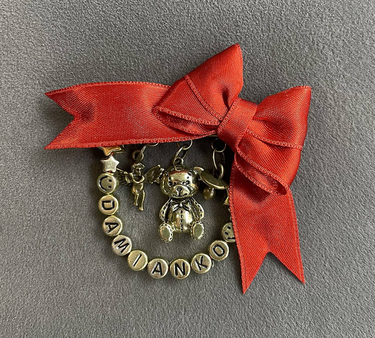 Mašlička/stužka proti urieknutiu na kočík/vajíčko s mackom, anjelikom, cumlíkom a menom