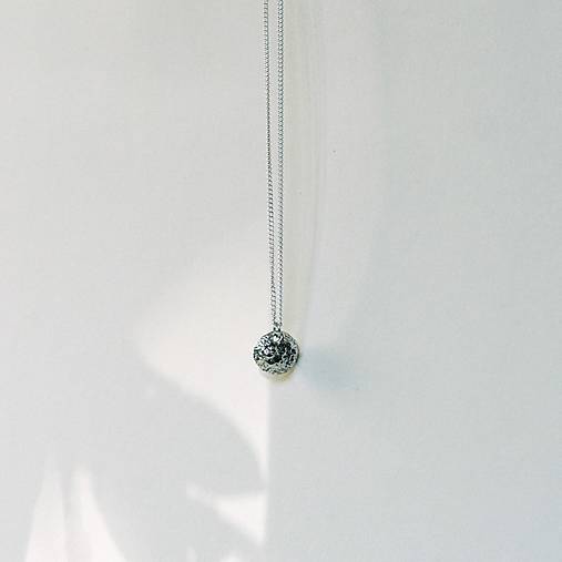 Strieborný náhrdelník s taveným príveskom