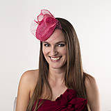 Ozdoby do vlasov - Pillbox klobúčik v malinovej ružovej so závojčekom, na svadbu - 16023716_