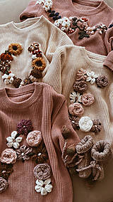 Detské oblečenie - Vyšívaný personalizovany sveter flower A - 16020706_