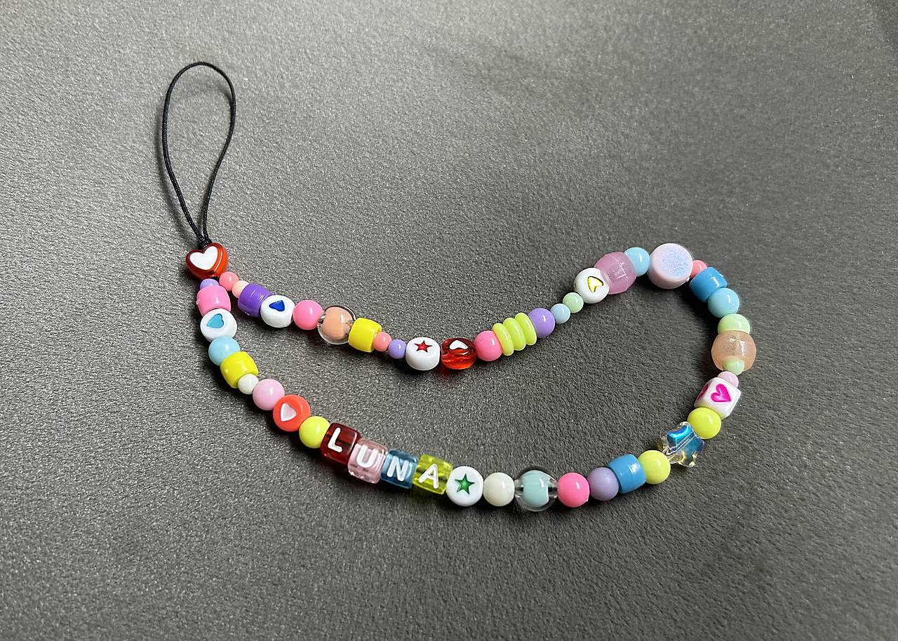 Korálková šnúrka/retiazka na mobil s iniciálami