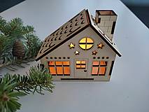 Dekorácie - Drevený vianočný domček s osvetlením - 16022902_