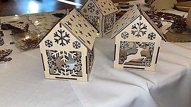 Dekorácie - Veľký drevený domček so svetielkom (Skákajúci jeleň s vločkou) - 16024978_