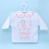 Detské oblečenie - Vyšívaná košieľka na krst "Sivo-ružový anjel s ružičkami" (EXPRES set košieľka + sviečka + SBD + darčeková krabica) - 16029070_