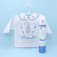 Detské oblečenie - Vyšívaná košieľka na krst "Sivo-modrý anjelik s ružičkami" (set košieľka + sviečka + SBD + darčeková krabica) - 16029505_