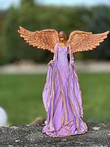 Dekorácie - Anjel bronzovo fialkový 41 cm - 16033775_