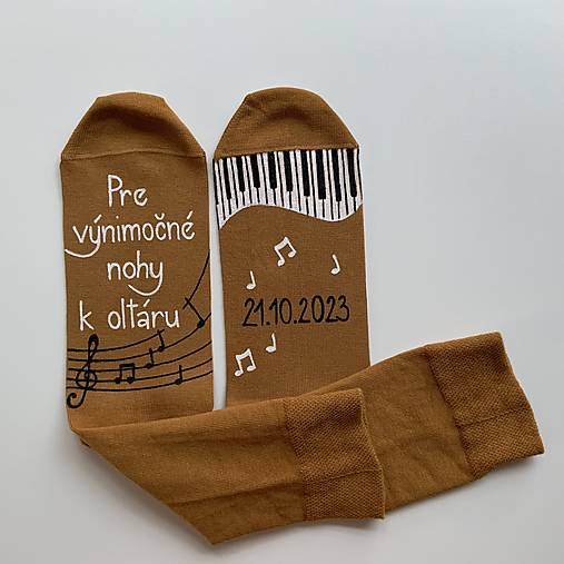 Maľované ponožky pre ženícha (horčicové pre hudobníka)