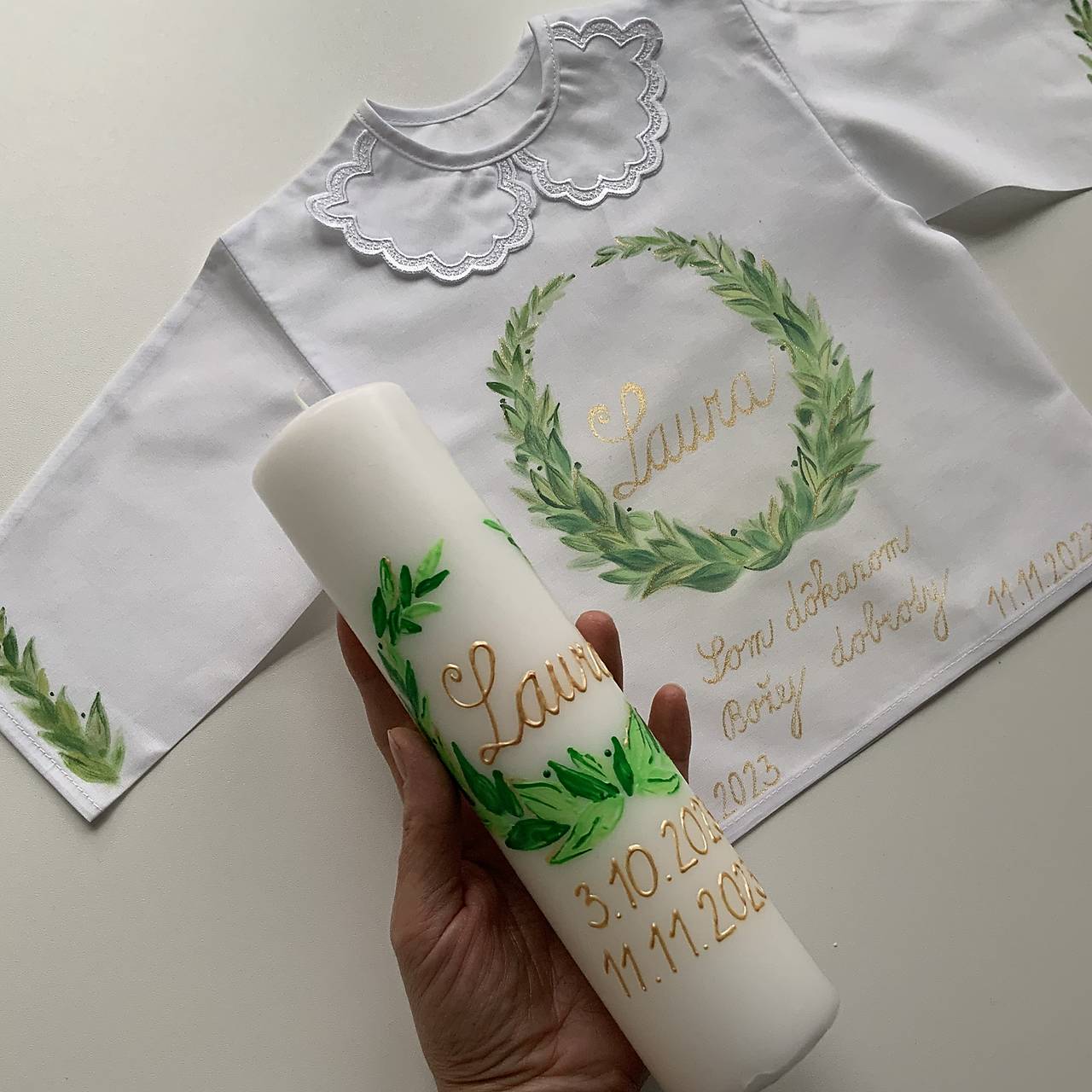 Krstná košieľka a svieca na krst maľovaná  s kvetinovým venčekom  (s vavrínovým vencom)