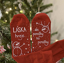 Ponožky, pančuchy, obuv - Maľované ponožky s nápisom “LÁSKA HREJE, ale ponožky sú ponožky :) (vianočne ladené červené) - 16032861_