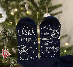 Ponožky, pančuchy, obuv - Maľované ponožky s nápisom “LÁSKA HREJE, ale ponožky sú ponožky :) (vianočne ladené tmavomodré) - 16032883_
