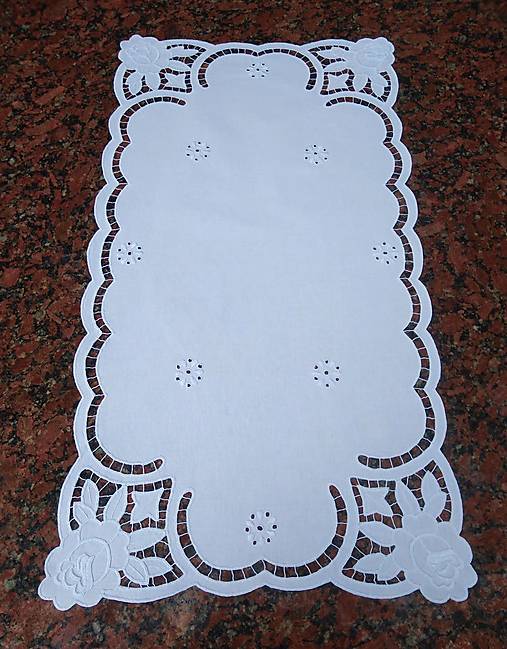 Úžitkový textil - Ručne vyšívaná dečka richelieu R26 obdĺžnik 82x43cm cm - 16037662_