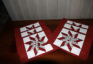 Úžitkový textil - Vianočná patchworková deka+vankúšiky,obrus,prestieranie (prestieranie -červené) - 16039402_