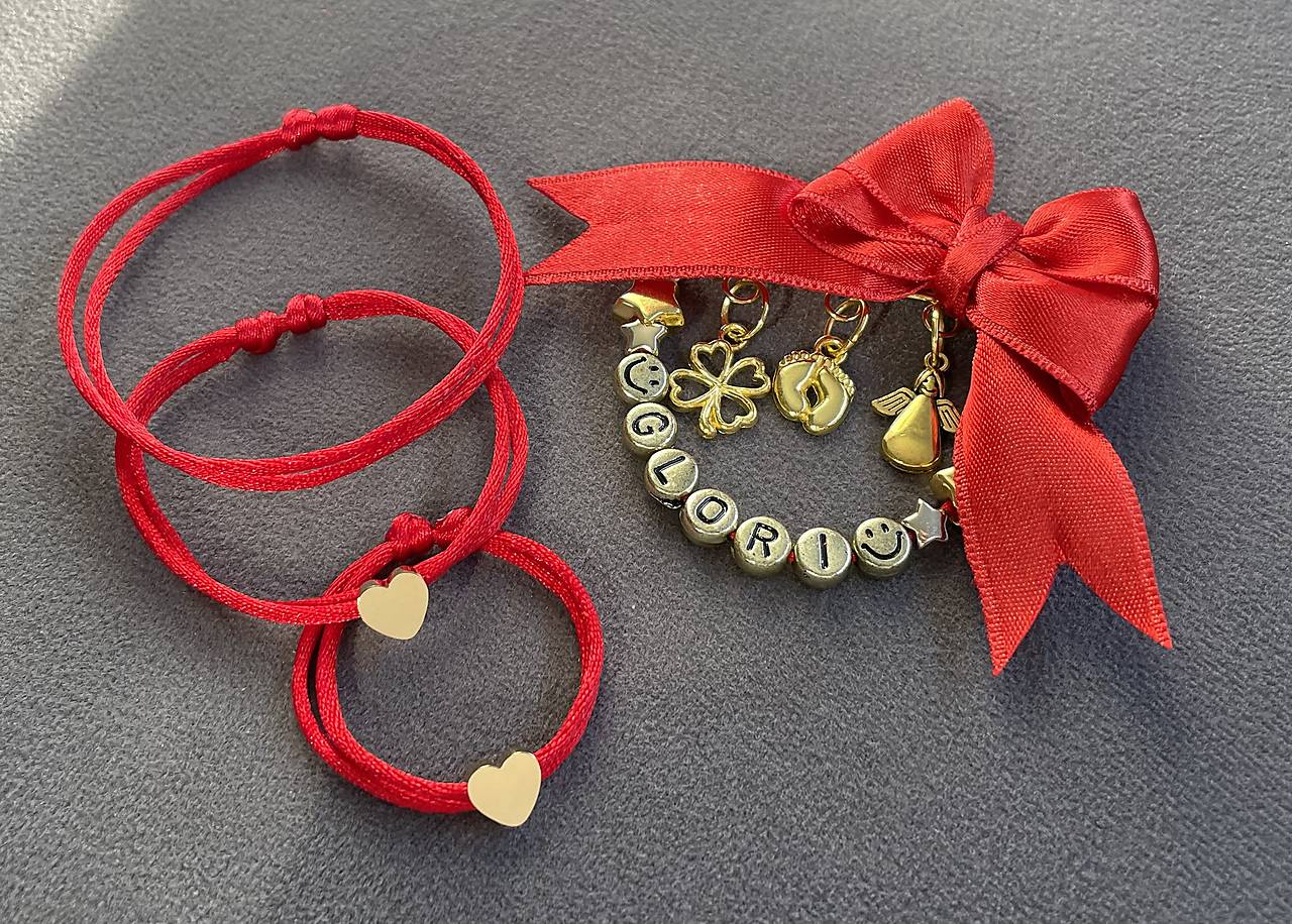 Set proti urieknutiu pre rodinku - mašlička/stužka na kočík/vajíčko s menom + 3x náramok