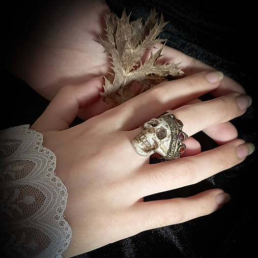 Gotický prsteň lebka v korune Memento mori Halloween mystika