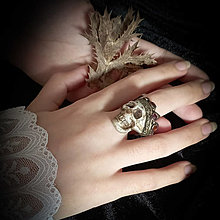 Prstene - Gotický prsteň lebka v korune Memento mori Halloween mystika - 16039349_