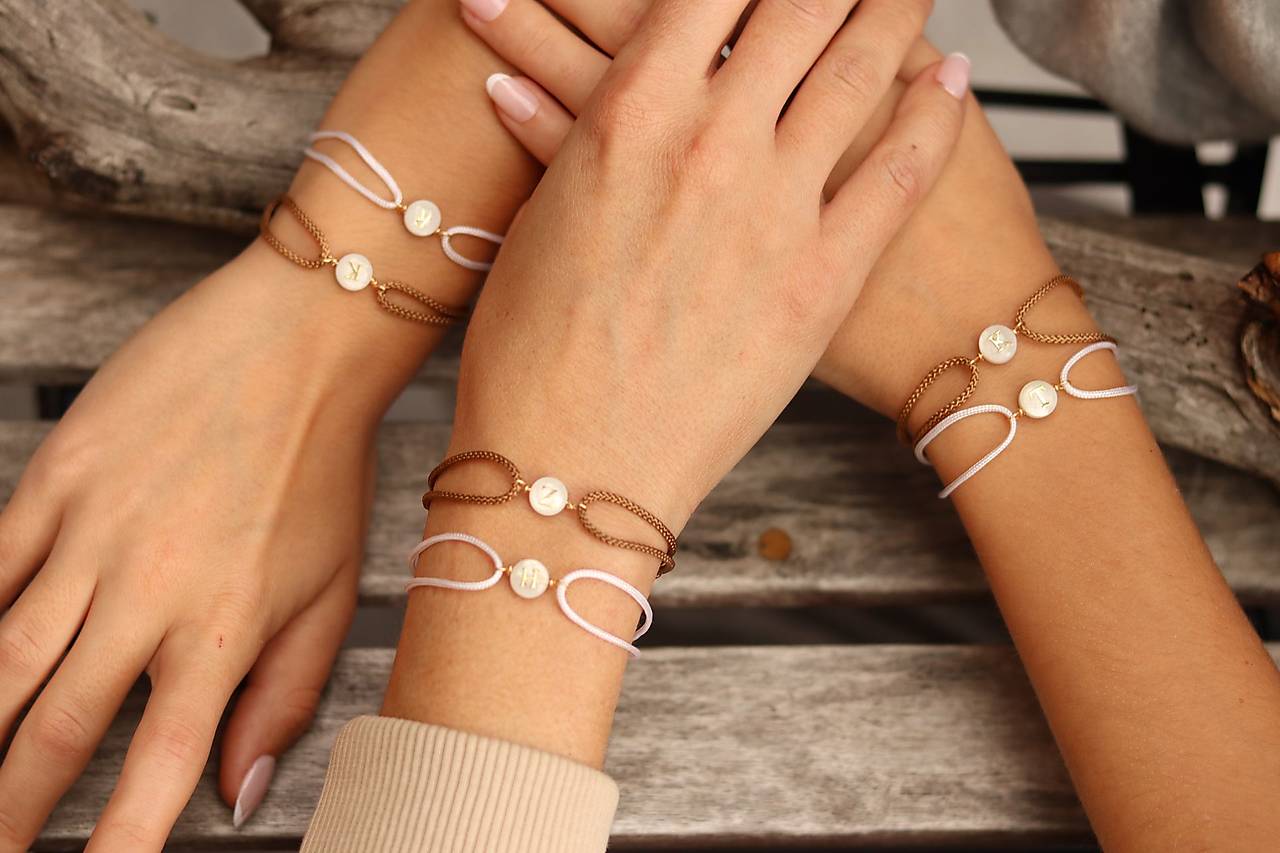 Náramok na šnúrke s písmenkom