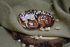 Brošne - Vyšívaná brošňa spiaca srnka s kvetinkami - 16046300_
