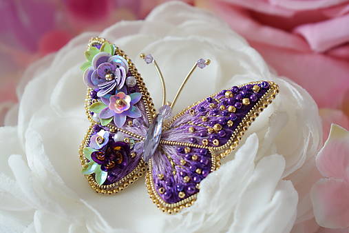 Vyšívaná brošňa fialový motýlik