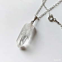 Náhrdelníky - Krystal křišťálu - přívěsek na stříbrném řetízku - 16046490_