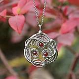 Náhrdelníky - Amulet s brúsenými granátmi - 16046152_