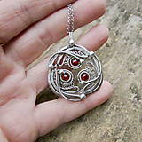 Náhrdelníky - Amulet s brúsenými granátmi - 16046153_