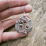 Náhrdelníky - Amulet s brúsenými granátmi - 16046154_