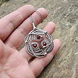 Náhrdelníky - Amulet s brúsenými granátmi - 16046155_