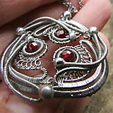 Náhrdelníky - Amulet s brúsenými granátmi - 16046156_