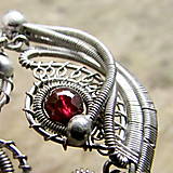 Náhrdelníky - Amulet s brúsenými granátmi - 16046159_