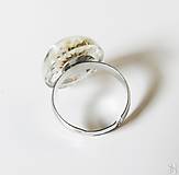 Prstene - Handmade živicový polguľový prsteň - biely kvet - 16046439_
