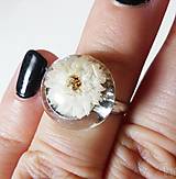 Prstene - Handmade živicový polguľový prsteň - biely kvet - 16046440_