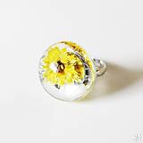 Prstene - Handmade živicový polguľový prsteň - žltý kvet - 16046441_