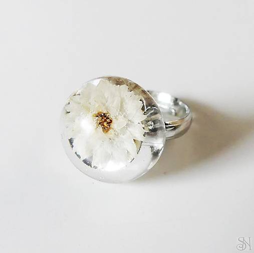 Handmade živicový polguľový prsteň - biely kvet