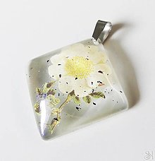 Náhrdelníky - Štvorcový prívesok zo živice s motívom bieleho kvetu - chirurgická oceľ - 16045898_
