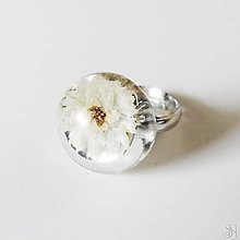 Prstene - Handmade živicový polguľový prsteň - biely kvet - 16046438_