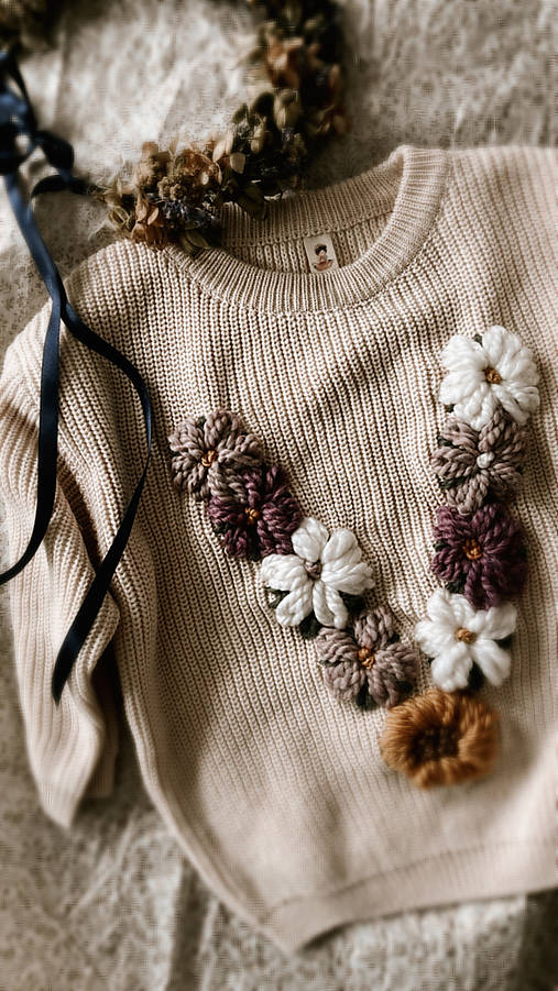 Ručne vyšivaný personalizovany sveter flower