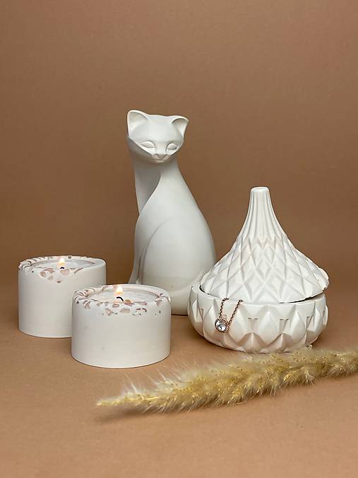 Elegantný biely set mačka, svietniky, šperkovnica (Set - mačka, 2 svietniky, šperkovnica)