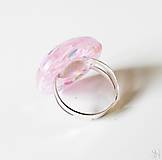 Prstene - Handmade živicový polguľový prsteň s holografickými ružovými flitrami - 16049084_