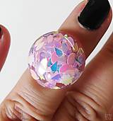 Prstene - Handmade živicový polguľový prsteň s holografickými ružovými flitrami - 16049085_