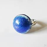 Prstene - Modrý pertleťový živicový polguľový prsteň - 16049131_