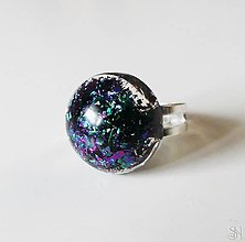 Prstene - Handmade živicový polguľový prsteň so zeleno-fialovými trblietkami - 16049090_