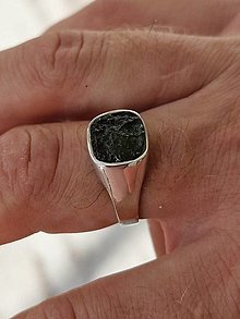 Prstene - Pánsky strieborný prírodný vltavínový pečatný prsteň štvorcový - 16051557_