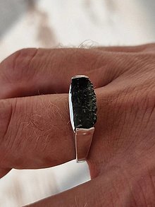 Prstene - Strieborný vltavínový pánsky mocný prsteň hrubý obdĺžnik - 16051854_