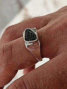 Prstene - Strieborný pánsky vltavínový prsteň nepravidelného tvaru - 16051868_