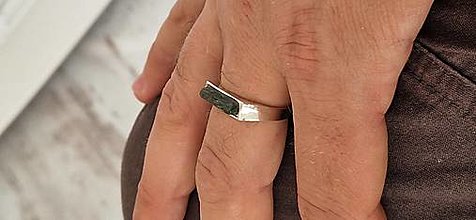 Prstene - Pánsky vltavínový strieborný pečatný prsteň tenký obdĺžnik - 16051891_