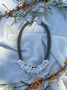 Náhrdelníky - Pošitý náhrdelník – khaki - 16056569_