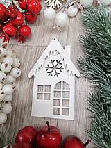 Dekorácie - Vianočná ozdoba na stromček - biely domček - 16053896_